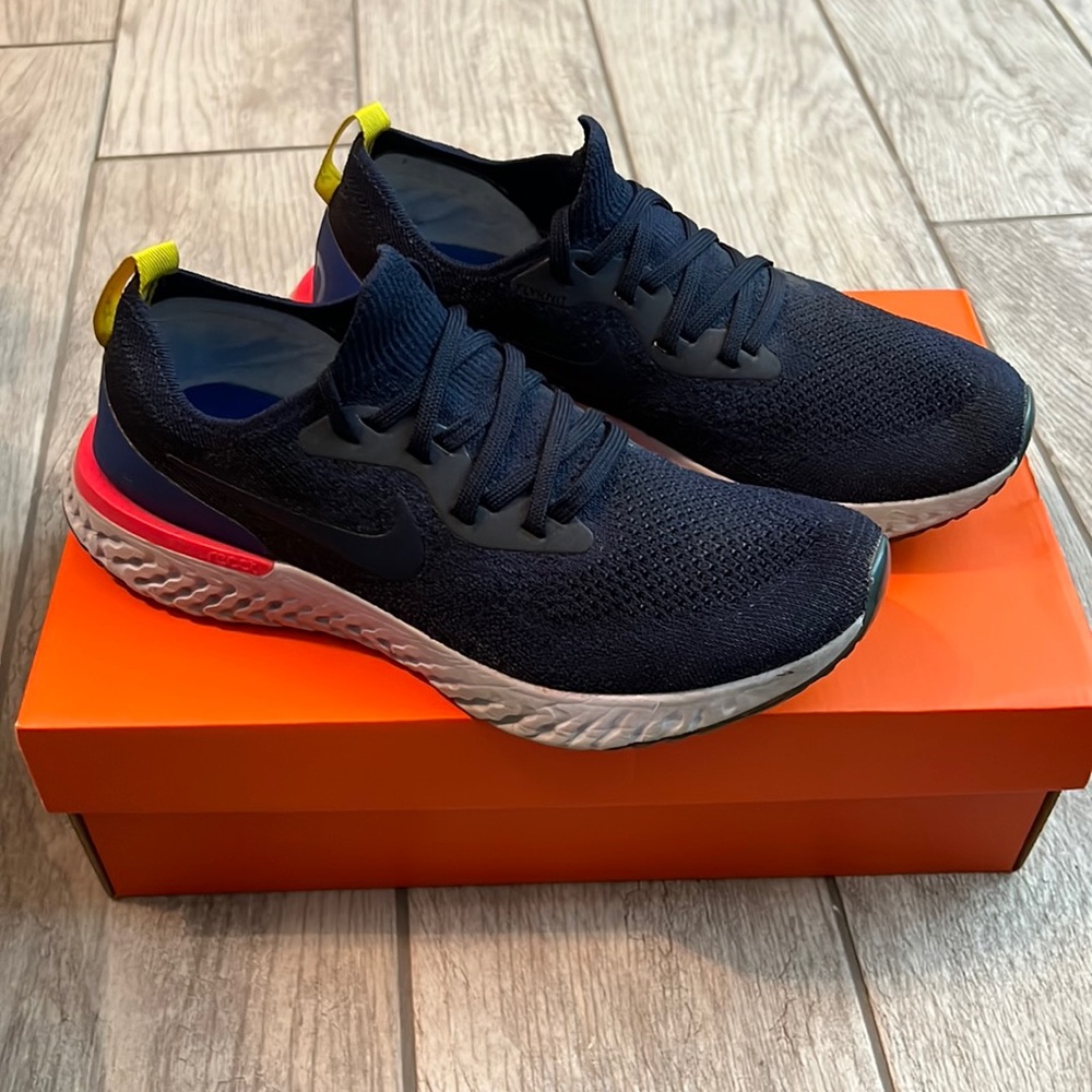 WMNS NIKE EPIC REACT FLYKNIT SIZE 8 COLLAGE NAVY